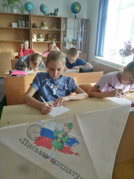 Учащиеся 4 класса пишут письма.